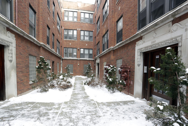 6755 S Paxton Ave in Chicago, IL - Building Photo - Building Photo