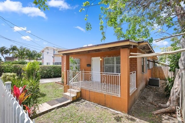 3720 NW 20th Ct in Miami, FL - Building Photo - Building Photo