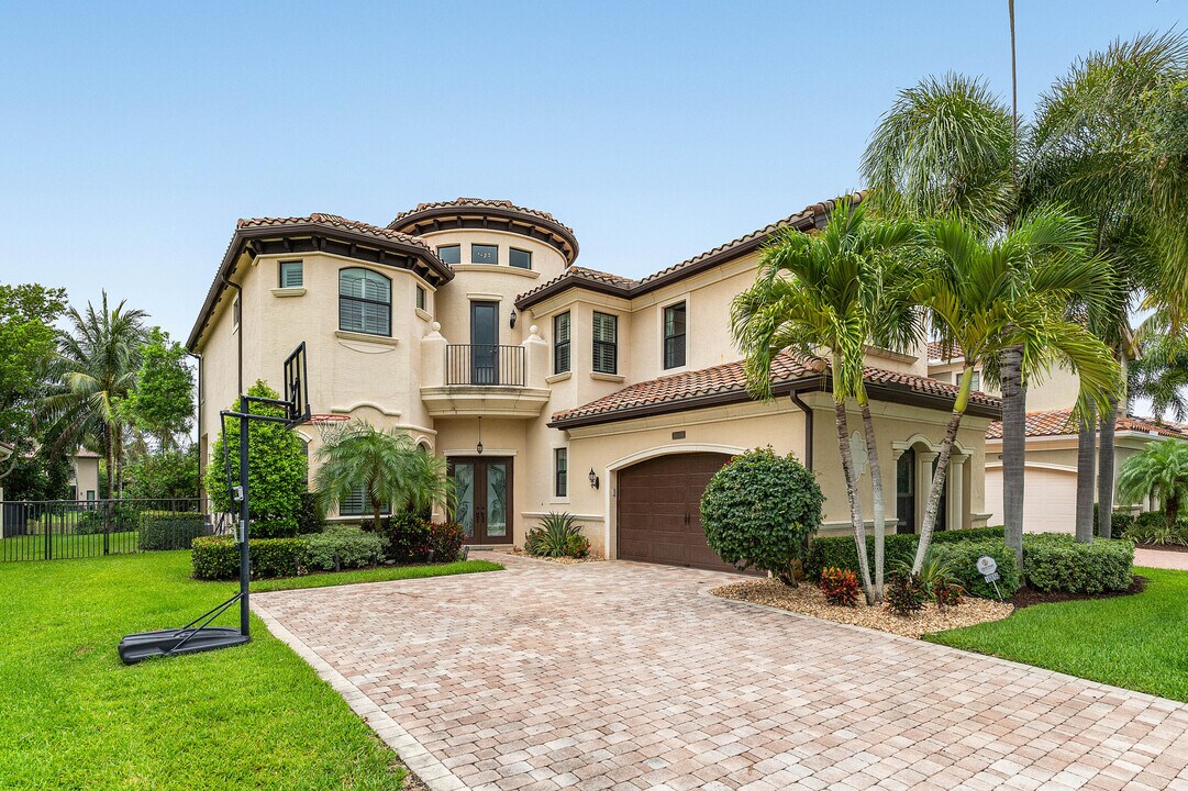 16659 Ambassador Bridge Rd in Delray Beach, FL - Foto de edificio