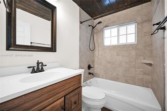 6560 SW 39th St in Miami, FL - Foto de edificio - Building Photo