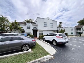 9762 NW 49th Terrace in Doral, FL - Foto de edificio - Building Photo