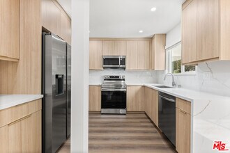 2449 Beachwood Dr in Los Angeles, CA - Building Photo - Building Photo