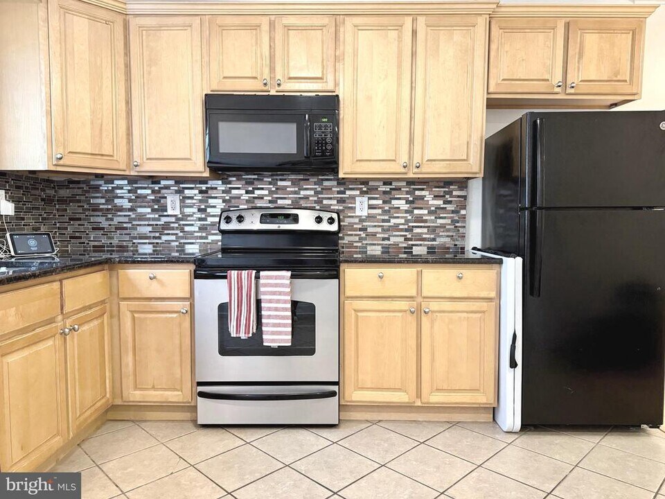 1551 S Lambert St in Philadelphia, PA - Building Photo