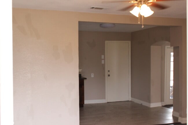 605 E Miller Rd in Garland, TX - Building Photo - Building Photo