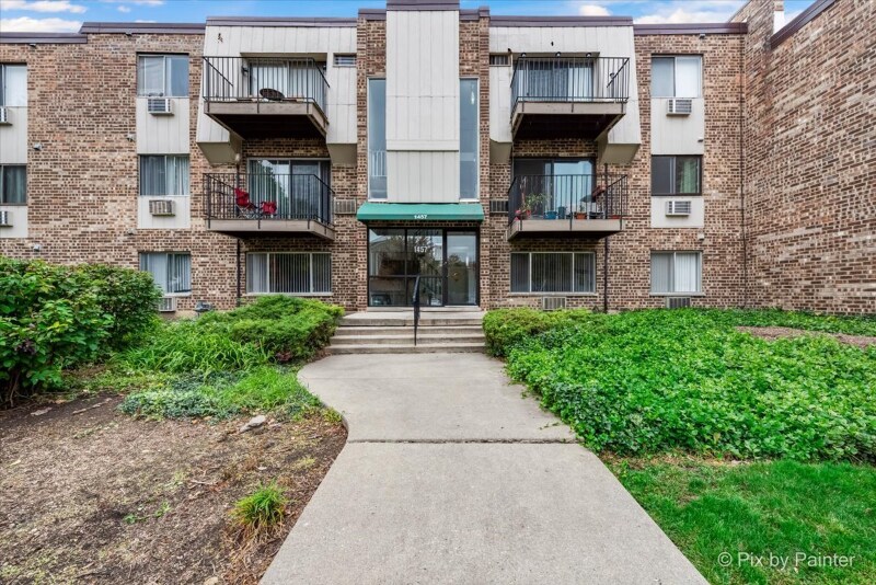 1457 N Winslowe Dr in Palatine, IL - Building Photo