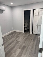 803 E Cayuga St in Tampa, FL - Foto de edificio - Building Photo