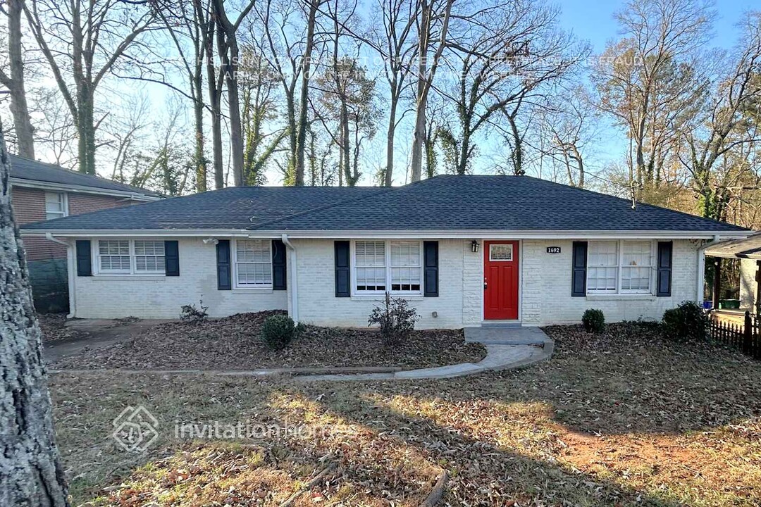 1692 Valencia Rd in Decatur, GA - Foto de edificio