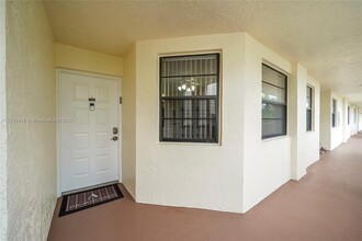 7250 Fairfax Dr in Tamarac, FL - Building Photo - Building Photo