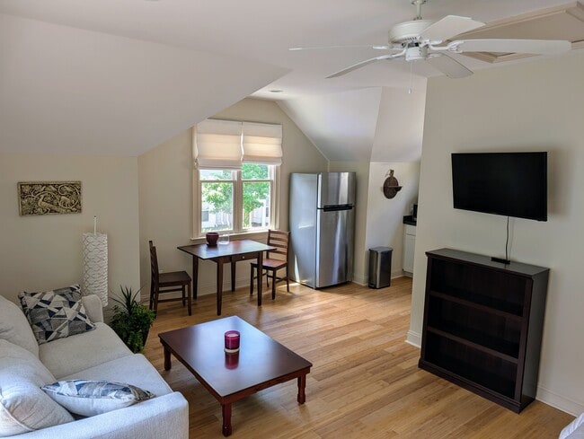 217 W Winmore Ave, Unit Studio