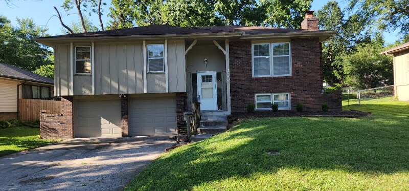 400 SW Sandstone Dr in Blue Springs, MO - Building Photo