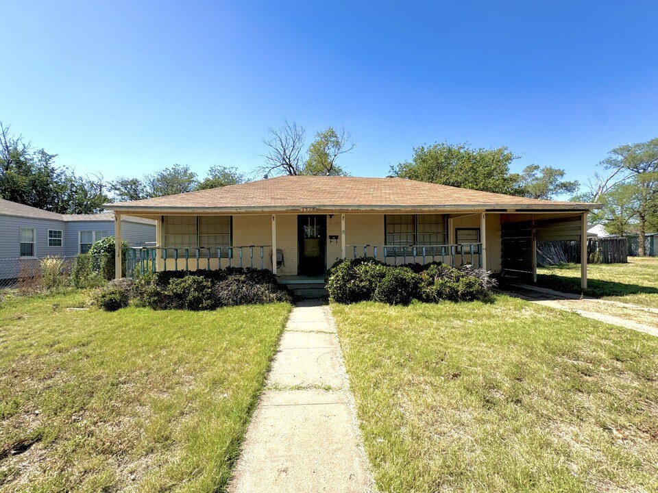 1326 Hillcrest St in Amarillo, TX - Building Photo