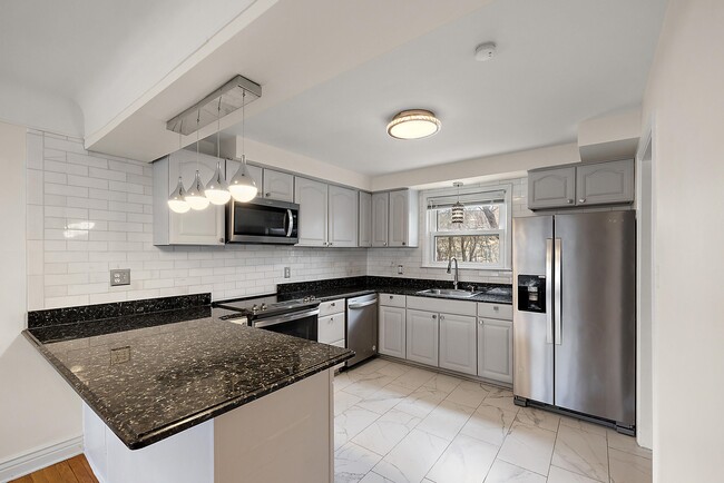 2046 Yorkshire Rd in Birmingham, MI - Building Photo - Building Photo