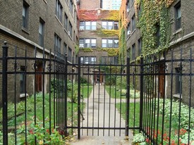 Hudson Courtyard in Chicago, IL - Building Photo