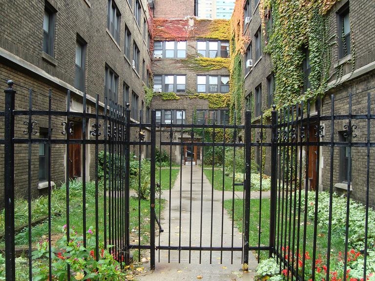 Hudson Courtyard in Chicago, IL - Building Photo