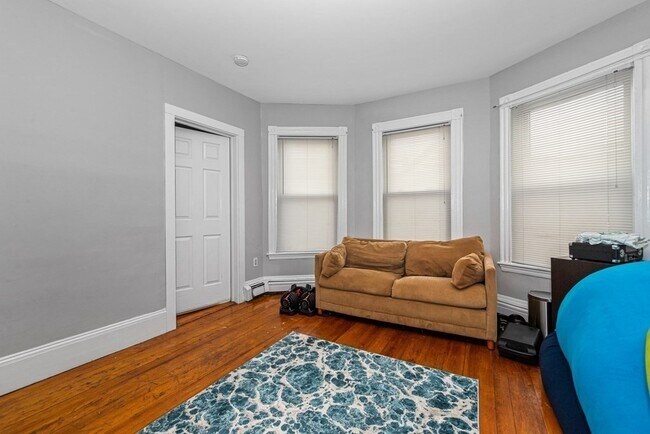 44 Hillside St, Unit 3 in Boston, MA - Foto de edificio - Building Photo