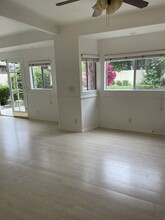 5358 Baza Ave in Woodland Hills, CA - Foto de edificio - Building Photo