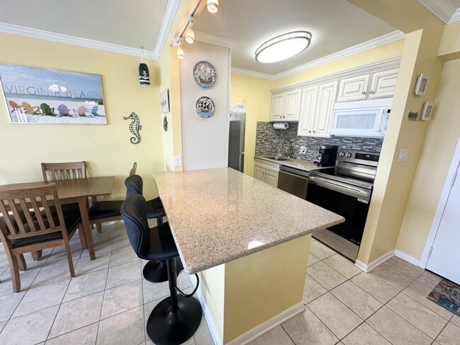 303 Atlantic Ave in Virginia Beach, VA - Building Photo - Building Photo