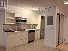 111 Elizabeth St in Toronto, ON - Building Photo - Building Photo