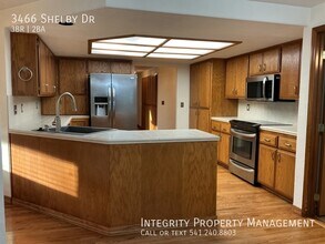 3466 Shelby Dr in Medford, OR - Building Photo - Building Photo