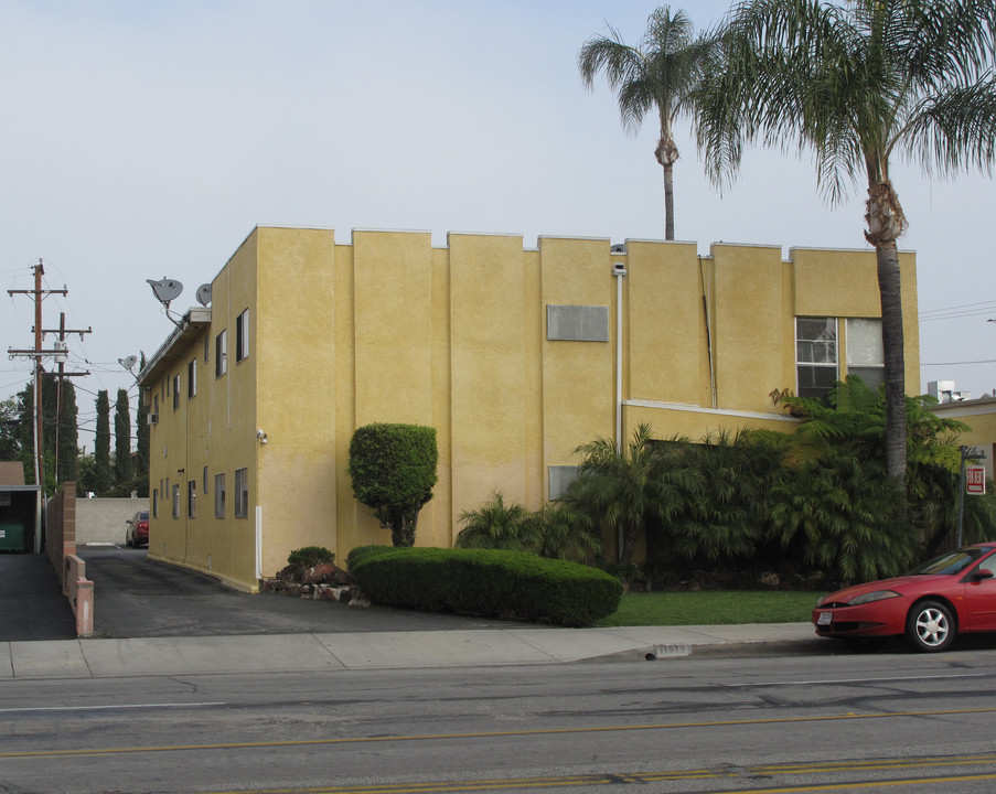 11919 Old River School Rd in Downey, CA - Foto de edificio