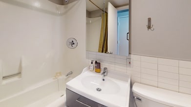 13 Austin St, Unit 511 in Boston, MA - Foto de edificio - Building Photo