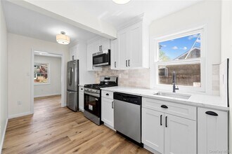 12 Hackensack Rd in Mastic Beach, NY - Building Photo - Building Photo