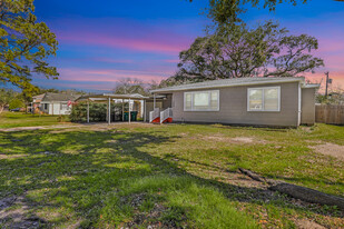 1405 W Houston Dr in La Marque, TX - Building Photo