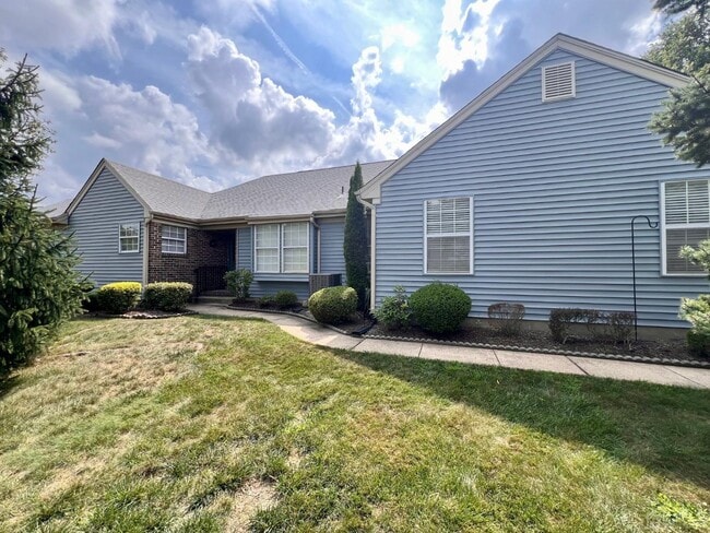 1 James Buchanan Dr in Monroe Township, NJ - Foto de edificio - Building Photo