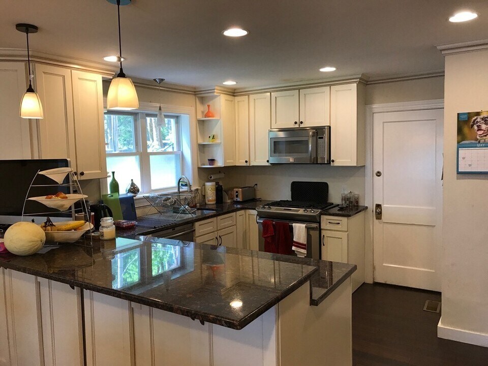 21 Heath Hill St in Brookline, MA - Building Photo
