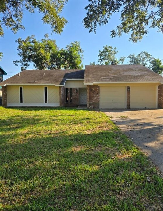 204 Huckleberry Dr in Lake Jackson, TX - Foto de edificio