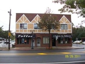 109-113 W Main St in East Islip, NY - Building Photo - Building Photo