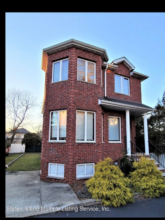 70 Bayview Ave in Staten Island, NY - Building Photo