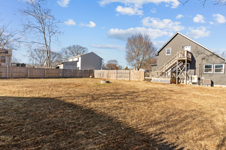 135 Hawksley Ave in Warwick, RI - Foto de edificio - Building Photo