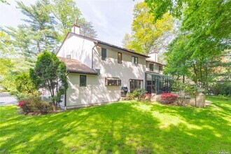 12 Bolton Dr in Manhasset, NY - Building Photo - Building Photo
