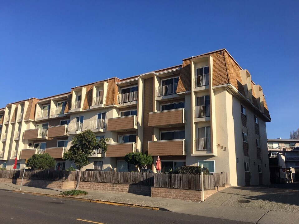 933 Shore Line Dr in Alameda, CA - Building Photo