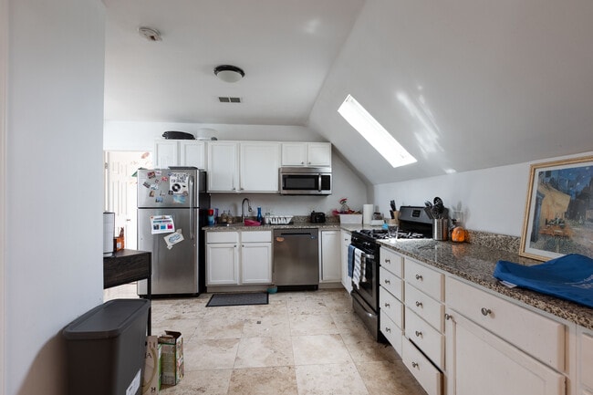 1245 W Barry Ave, Unit 3