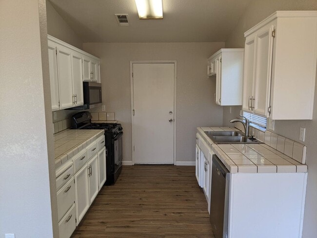 6212 E Iowa Ave in Fresno, CA - Building Photo - Building Photo