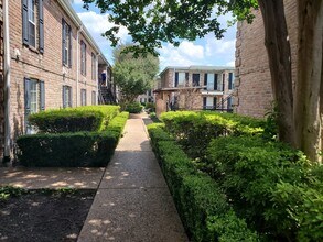 6410 Del Monte Dr in Houston, TX - Building Photo - Building Photo
