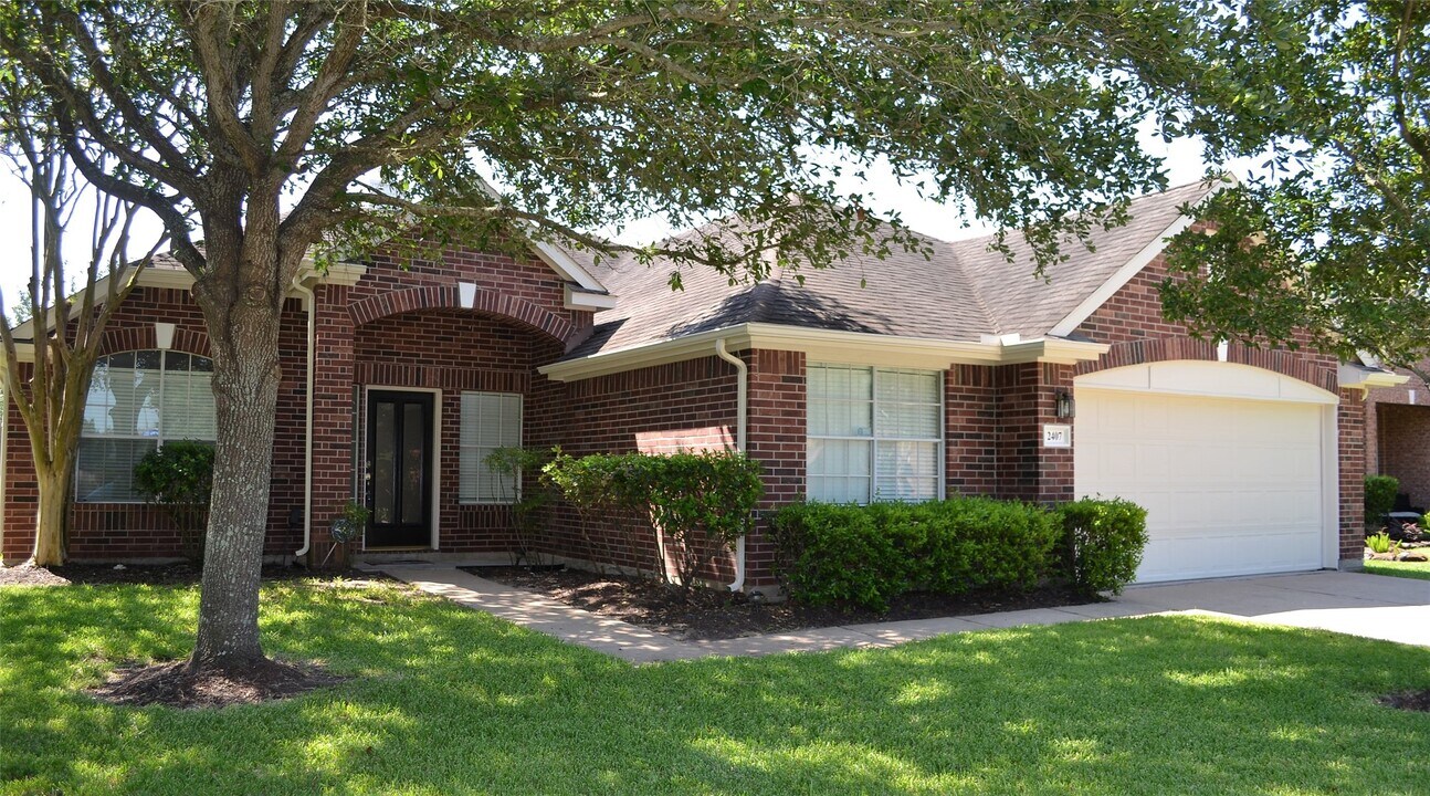 2407 Pine Shadows Dr in Sugar Land, TX - Building Photo