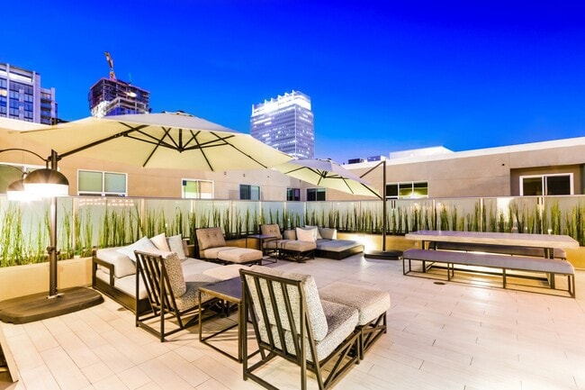 E On Grand in Los Angeles, CA - Foto de edificio - Building Photo