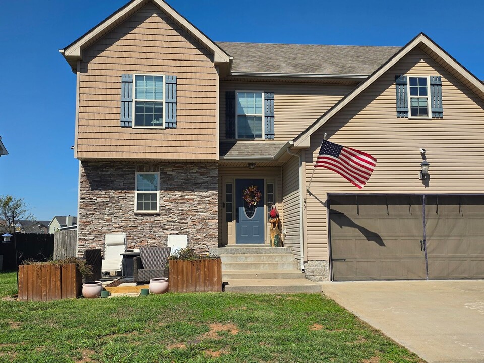 677 Fox Hound Dr in Clarksville, TN - Building Photo
