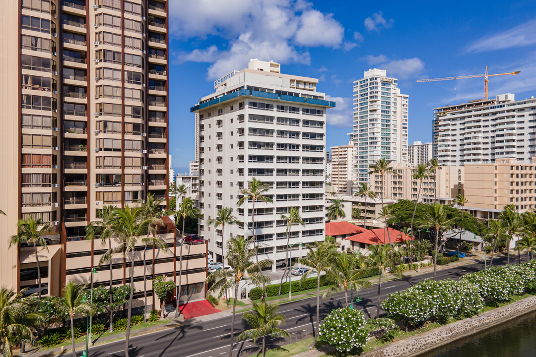 Fairway Manor in Honolulu, HI - Building Photo