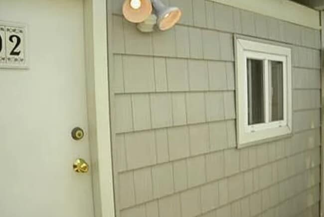 4402 Locust Point Dr in Bronx, NY - Building Photo - Building Photo