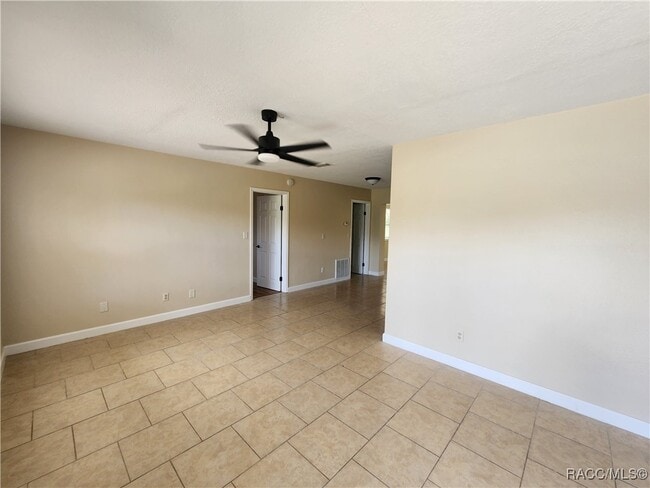 7421 W 7 Rivers Dr in Crystal River, FL - Building Photo - Building Photo