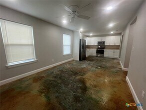 661 W Austin St in Luling, TX - Building Photo - Building Photo