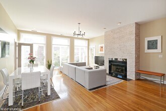 1408 W Taylor St, Unit 301 in Chicago, IL - Building Photo - Building Photo