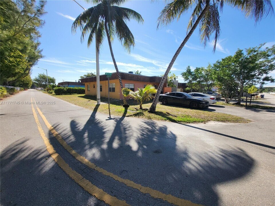 20833 NW 25th Ave in Miami Gardens, FL - Building Photo