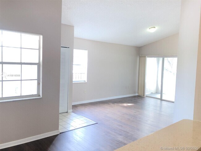 2831 N Oakland Forest Dr-Unit -214 in Oakland Park, FL - Building Photo - Building Photo