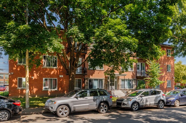 5715 De Louisbourg Rue in Montréal, QC - Building Photo - Building Photo