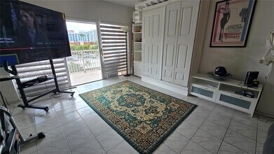 1985 S Ocean Dr, Unit 3A in Hallandale Beach, FL - Building Photo - Building Photo